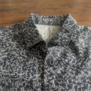 Lululemon Mens Size small Short Sleeve Button Performance Shirt Live In Practice